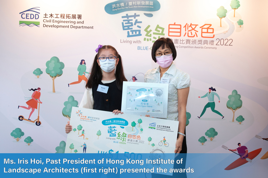 Ms. Iris Hoi, Past President of Hona Kong Institute of Landscape Architects (first right) presented the awards
