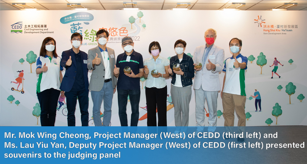 Mr. Mok Wing Cheong, Project Manager (West) of CEDD (third left) and Ms. Lau Viu Yan, Deputy Project Manager (West) of CEDD (first left) presented souvenirs to the judging panel